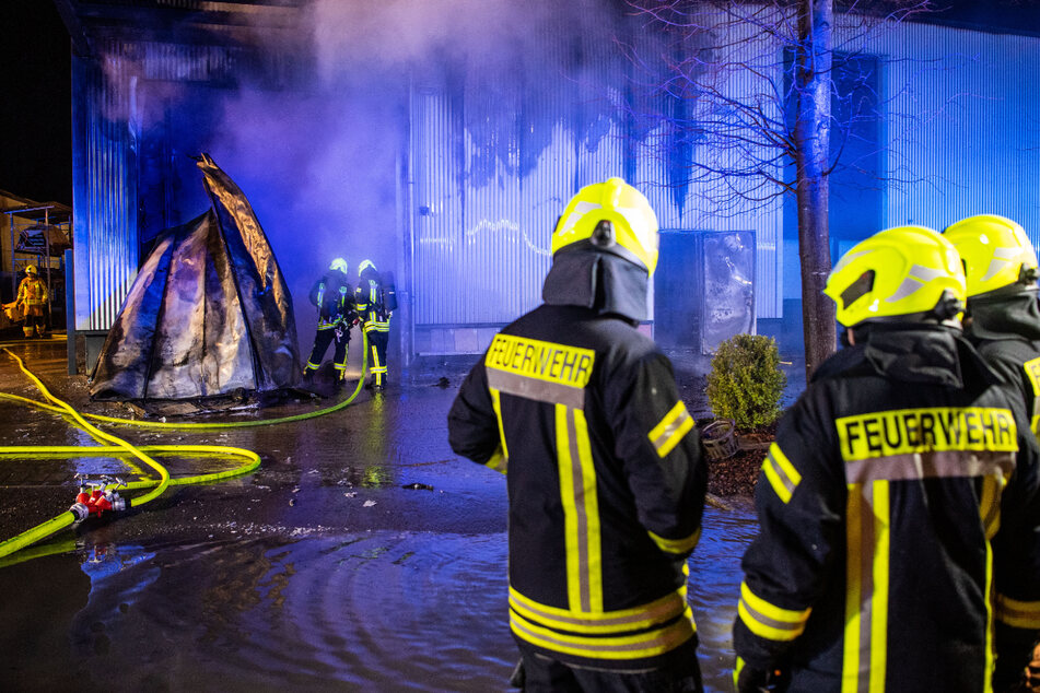 Nach Großbrand in Lagerhalle - Feuerwehr spricht von sechsstelligem Schaden