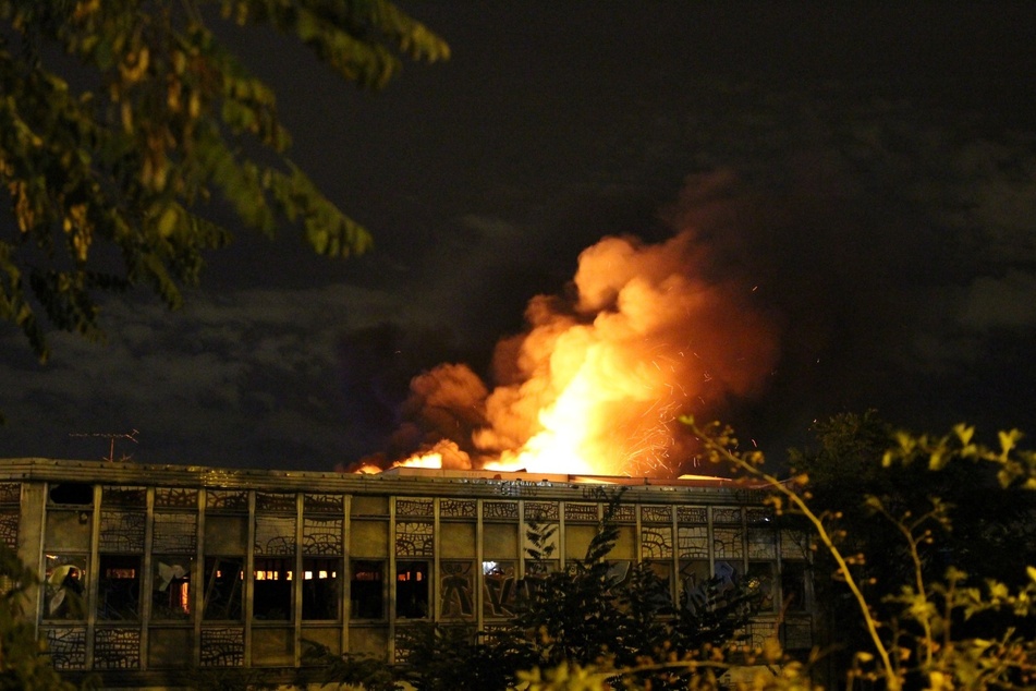 Der Dachstuhl des Gebäudes stand in Flammen.