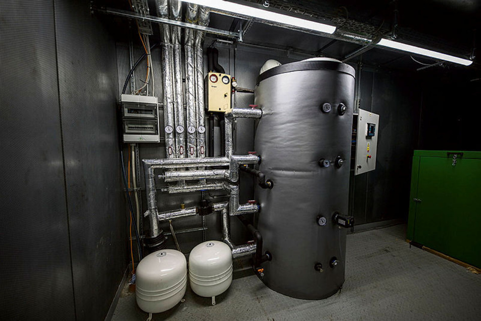 Immer schön warm bleiben: isolierter Wärmebehälter des Blockheizkraftwerks.