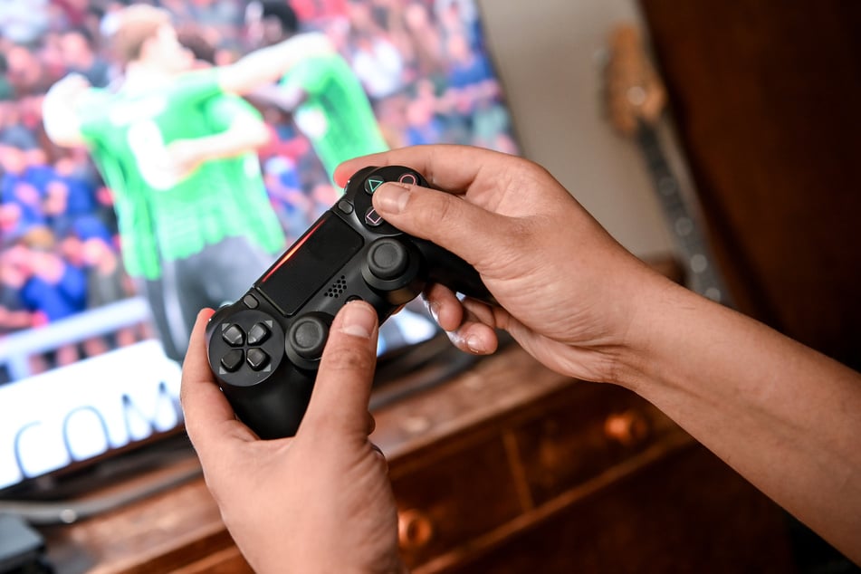 Während der Corona-Pandemie verbringen Kinder und Jugendliche mehr Zeit mit ihren Smartphones oder Videospielen.