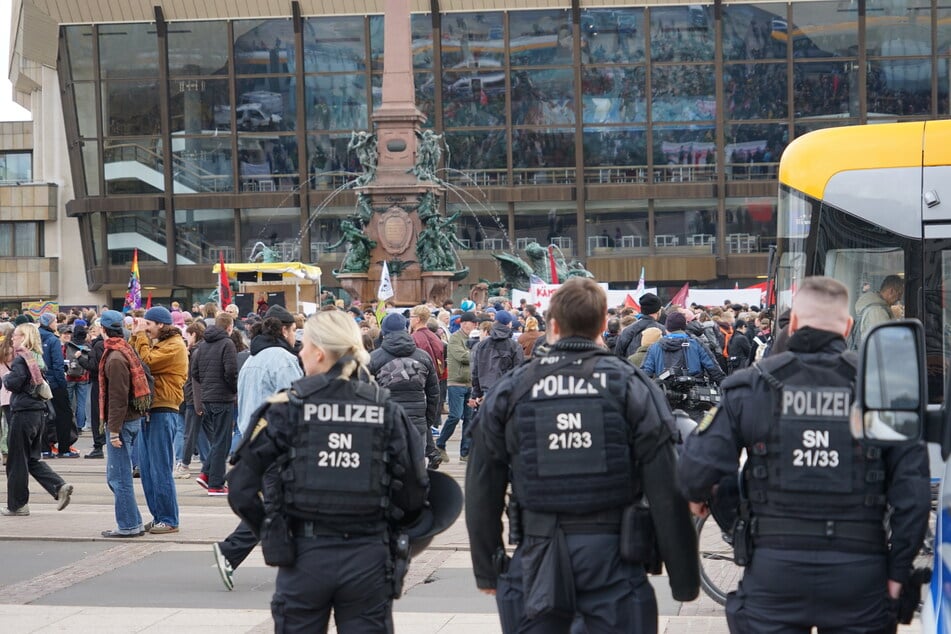 Die Polizei sichert das Geschehen ab.