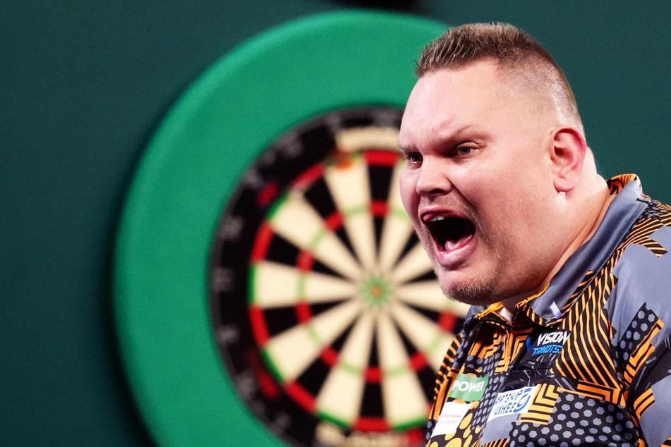 Darts-Überraschung geht auf Hater los: "Sitzen wahrscheinlich mit Sozialhilfe zu Hause"