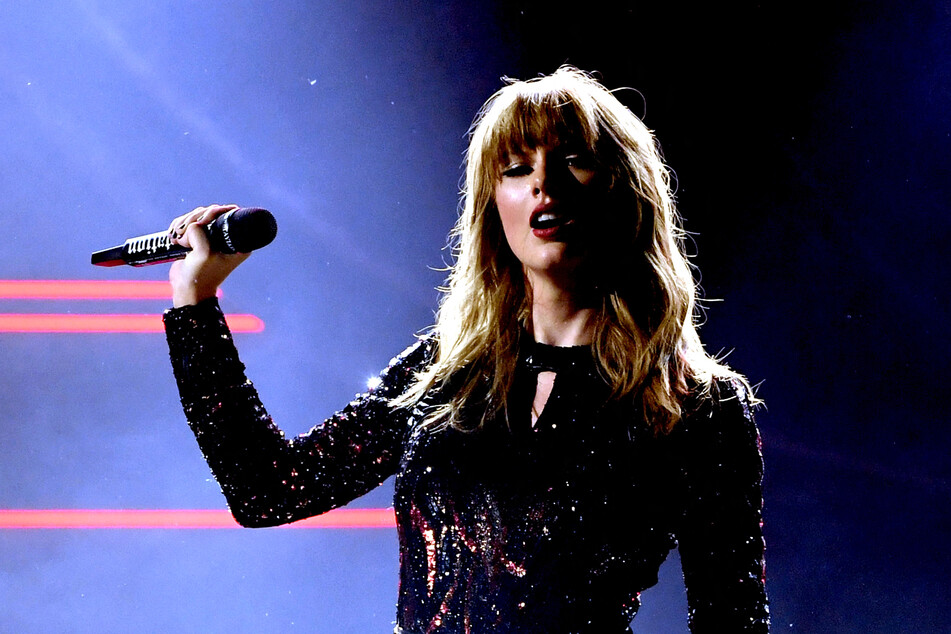 Taylor Swift performs at the 2018 American Music Awards.