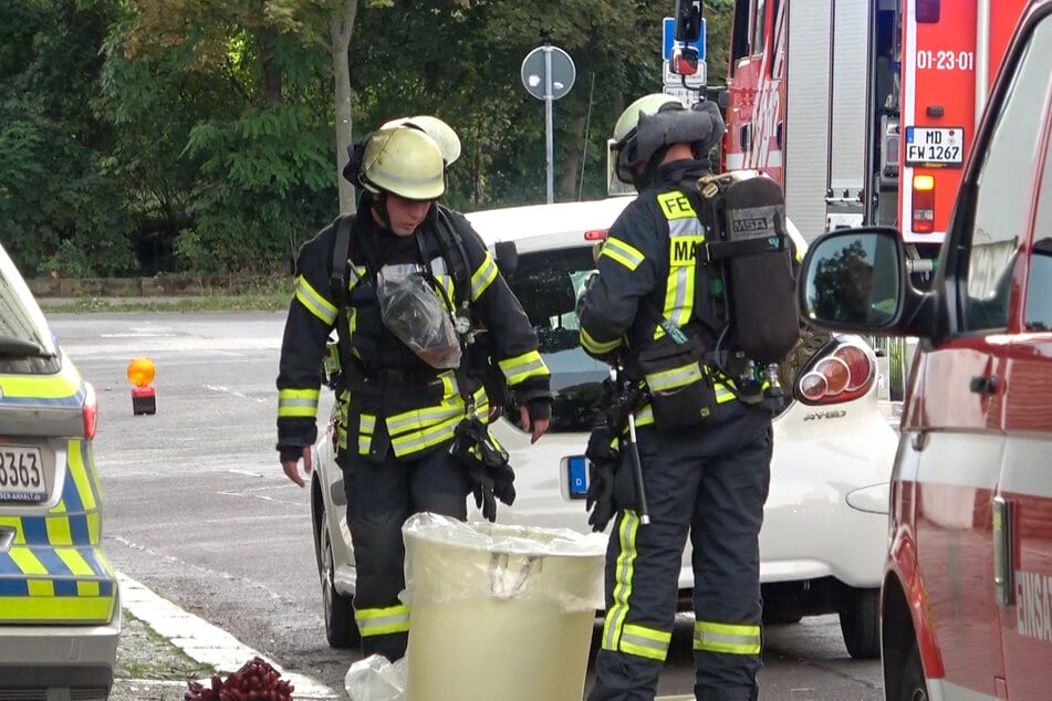 Mit einem Großaufgebot eilten am Samstag Polizei und Feuerwehr zu einem ABC-Alarm in Magdeburg.