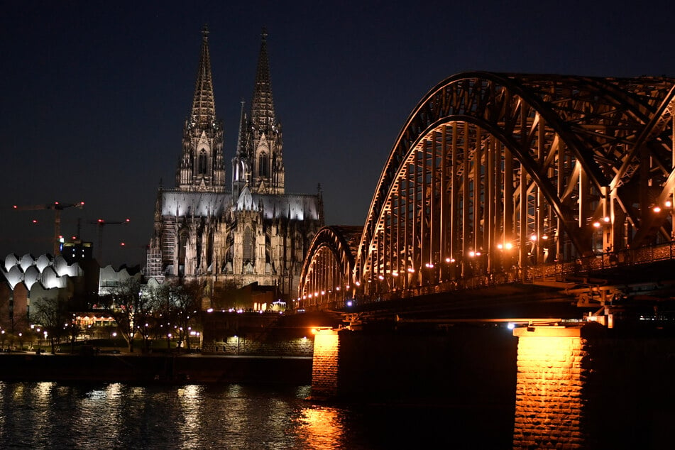 Normalerweise erstrahlen Dom und Hohenzollernbrücke bei Nacht im Lichtschein.