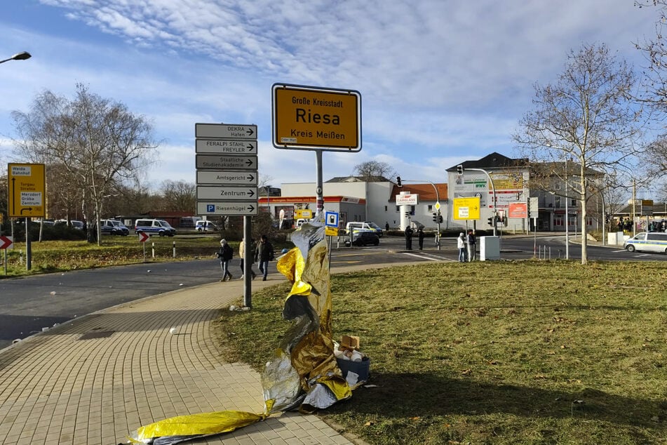 Die Demonstranten haben nach ihrer Blockade auf der Elbbrücke ihre Wäremdecken zurückgelassen.