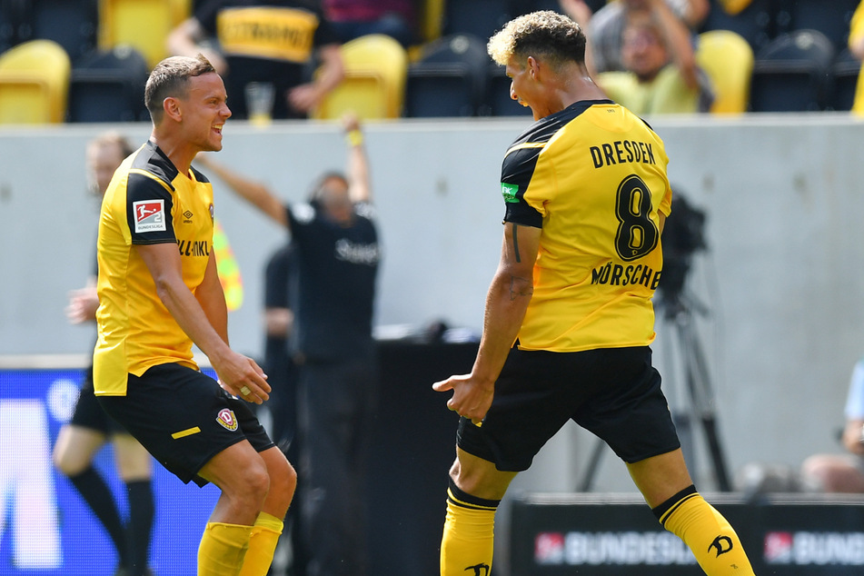 Erst als Chris Löwe (32, l.) zum Jubeln kam, schrie auch Heinz Mörschel seine Freude über sein Tor zum 3:0 heraus.