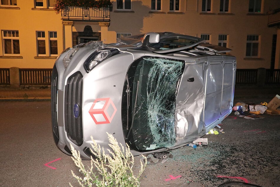 Der Kleintransporter richtete in der Georg-Marwitz-Straße erhebliche Schäden an.