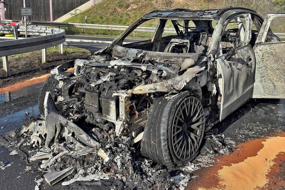 Nur noch ein Wrack war der bis zur Unkenntlichkeit ausgebrannte Mercedes.