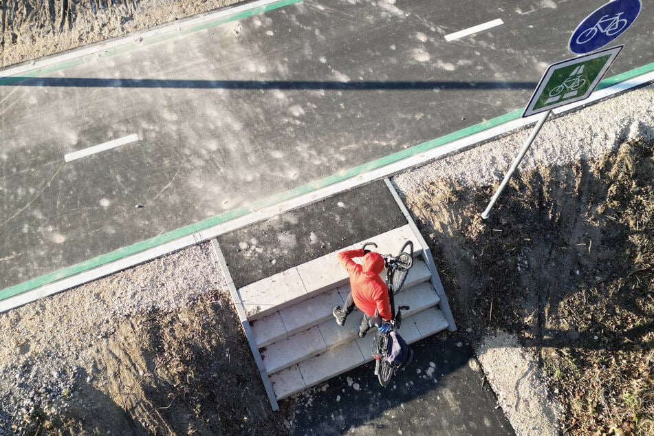 Eine Treppe führt auf den Radschnellweg.