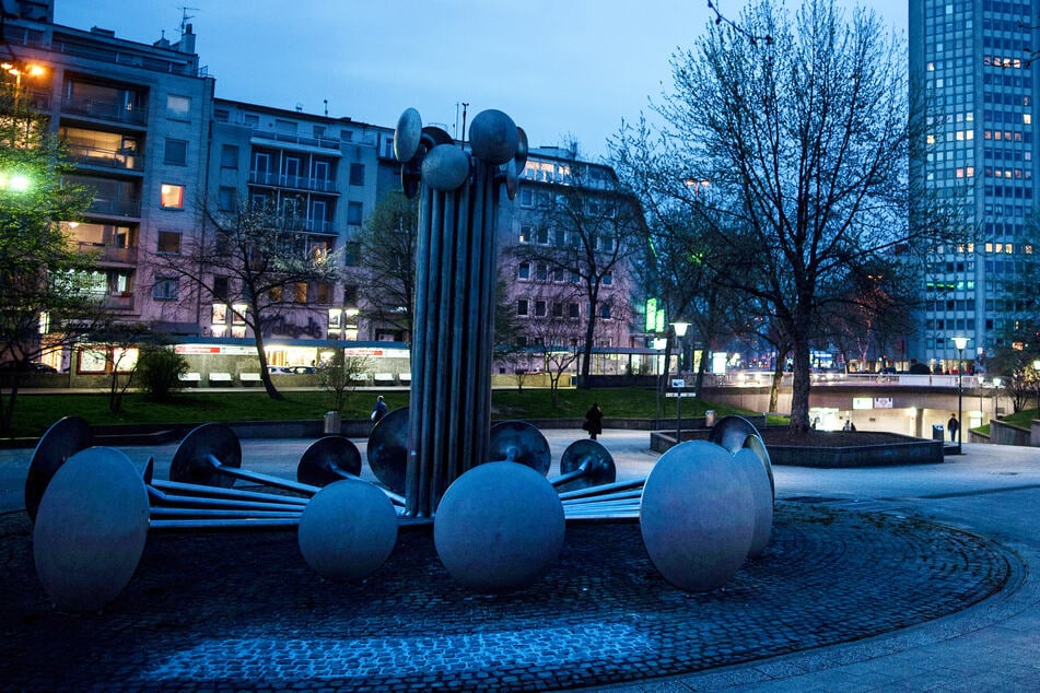 Der Ebertplatz in der Kölner Innenstadt erstrahlt ab Freitag im winterlichen Flair.