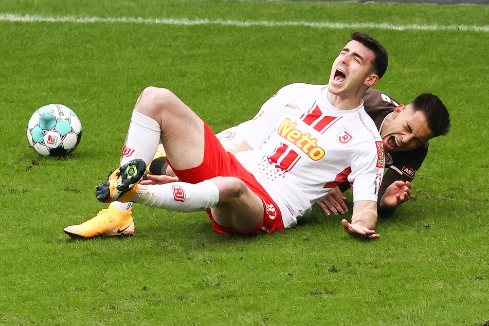 Zweikampfbetonte Partie: Regensburgs Kaan Caliskaner (l.) und St. Paulis Rodrigo Zalazar schenken sich beim Tackling nichts.