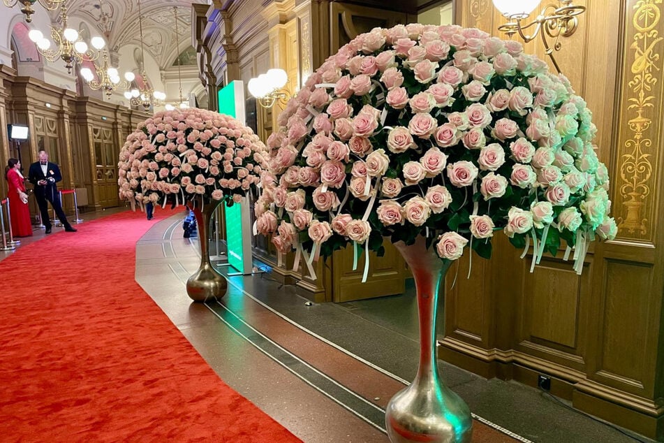 Reichlich rosa Rosen gab es beim SemperOpernball.