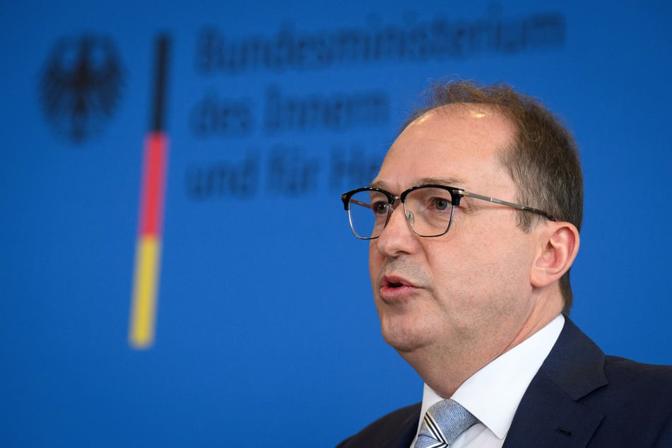 Alexander Dobrindt (54, CSU), Bundesinnenminister, äußerte sich zur Situation an den deutschen Grenzen.