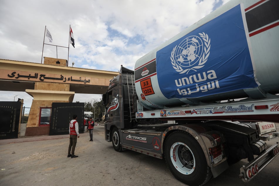 Ein Tankwagen des Hilfswerks der Vereinten Nationen für palästinensische Flüchtlinge im Nahen Osten (UNRWA) steht in der Schlange, um vom Grenzübergang Rafah in die palästinensischen Gebiete zu gelangen.