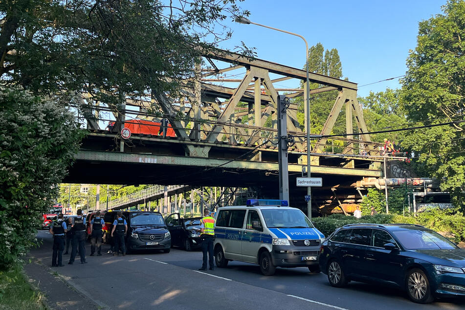 Ein Großeinsatz an der Frankfurter Main-Neckar-Brücke sorgte am Montagnachmittag für Verkehrschaos bei der Bahn und Schifffahrt.