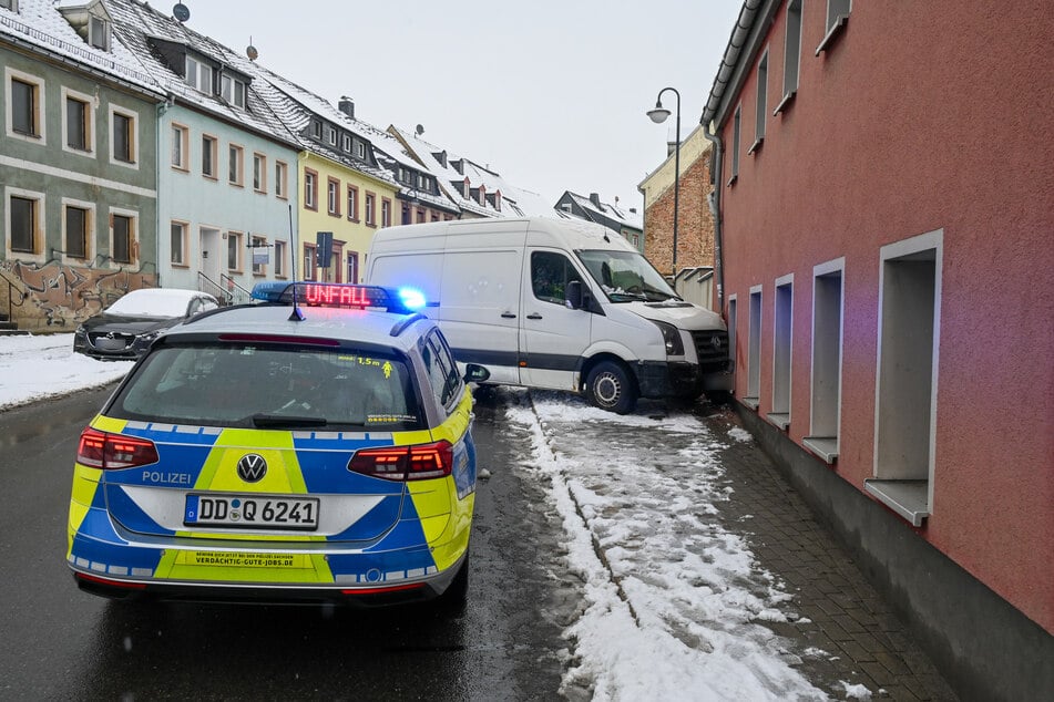 In Geringswalde (Landkreis Mittelsachsen) knallte ein Transporter gegen eine Hauswand.