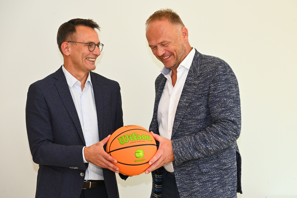Geschäftsführer Michael Born (l.) und Gesellschafter Thomas Bohn (r.) wollen die Titans in die Basketball-Bundesliga führen.