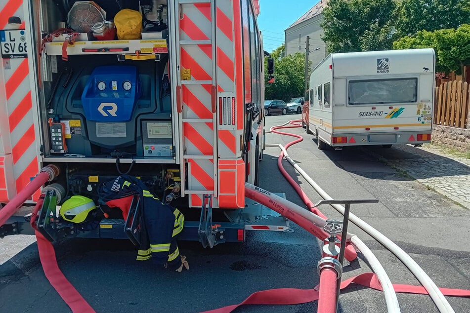 Die Löscharbeiten der Feuerwehr sorgten für eine starke Brandentwicklung.