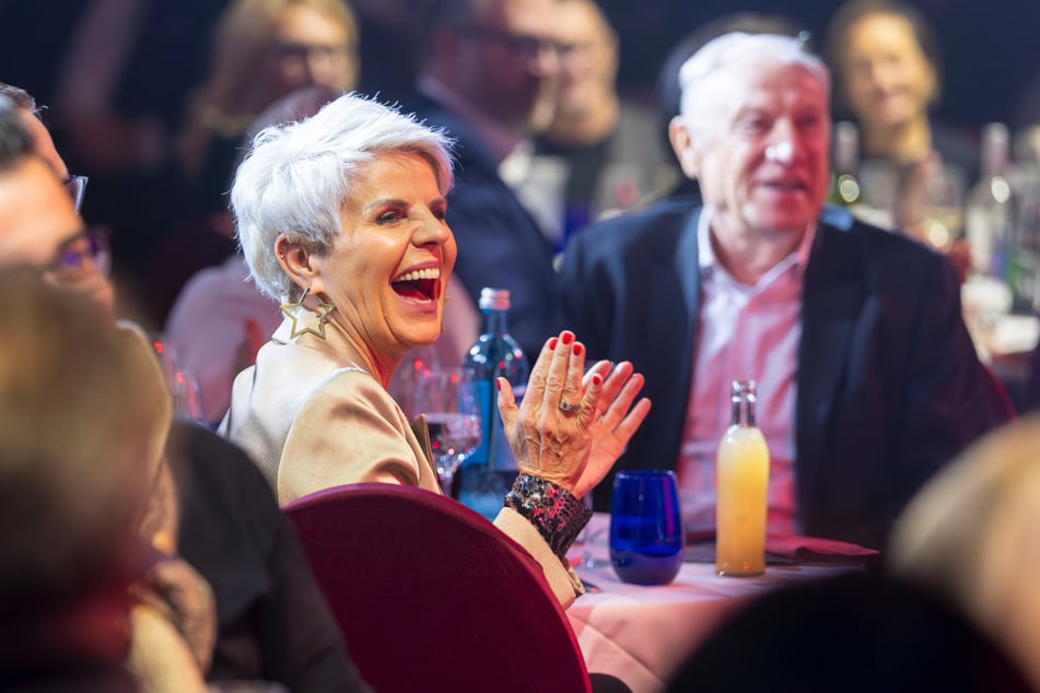 Bevor ihr Tisch einstürzte: Country-Lady Linda Feller klatscht begeistert Beifall, auch Ex-Dynamo Ede Geyer (81) scheint angetan.