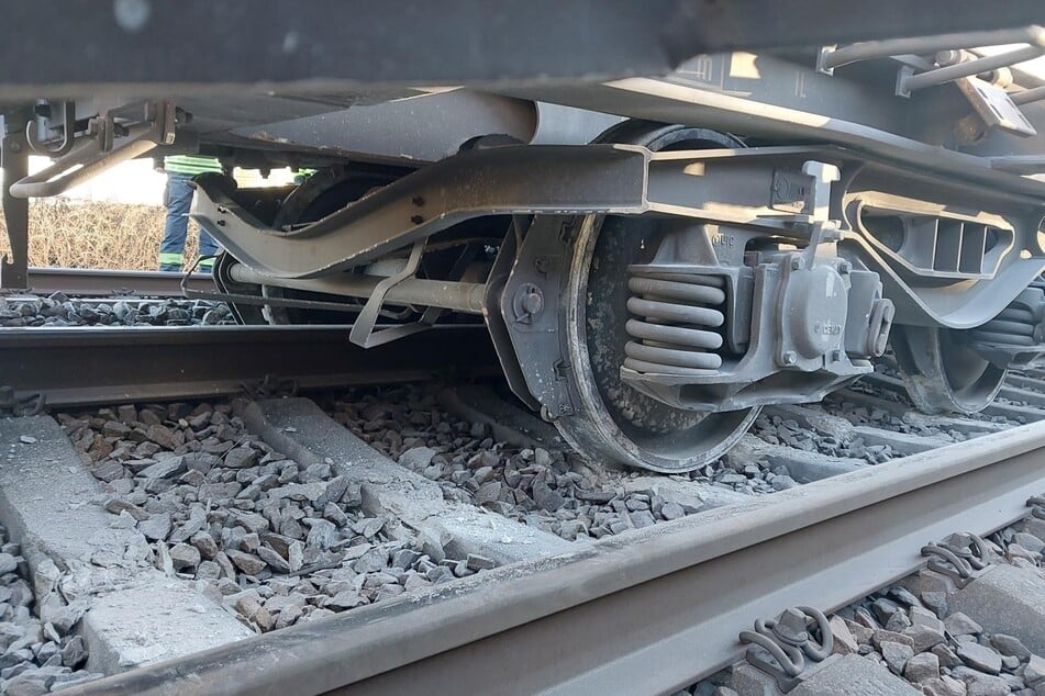 Der entgleiste Waggon schleuderte während der Fahrt Schottersteine auf Autos neben dem Gleis.