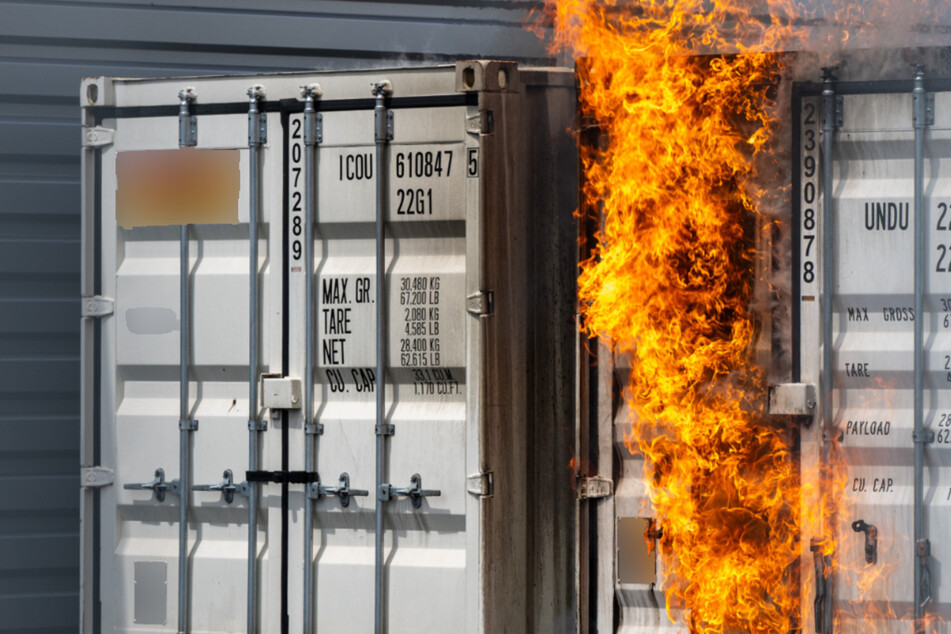 Container mit Solar-Modulen in Brand: Schaden im hohen sechsstelligen Bereich!