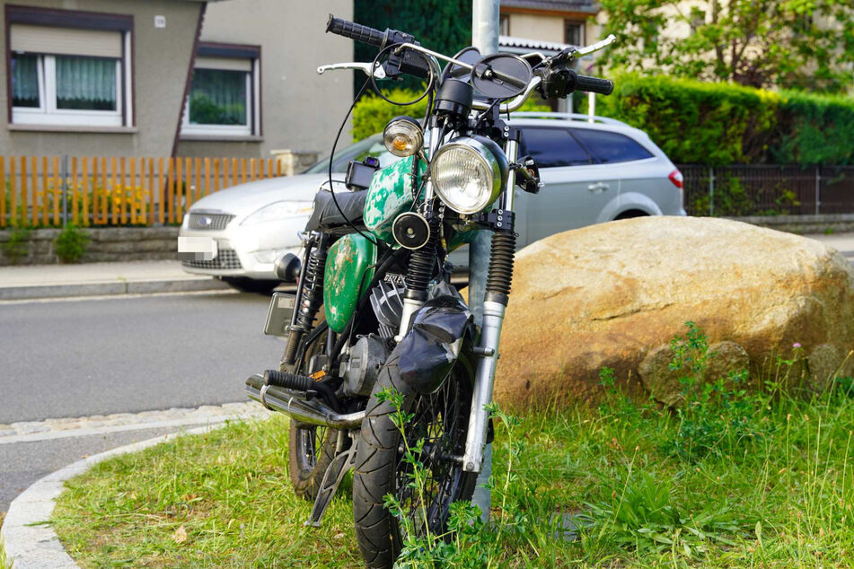 Spuren des Aufpralls sind an der grünen Simson des 19-Jährigen zu erkennen.