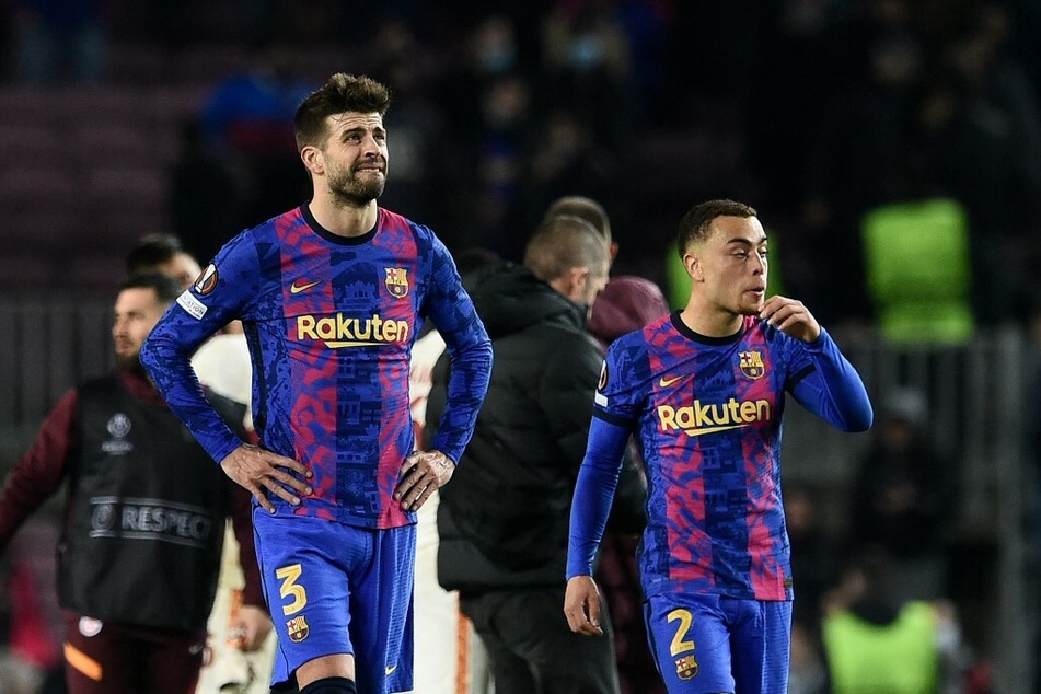 Gerard Pique (35, l.) möchte die Zelte beim FC Barcelona trotz der schwierigen Lage offenbar noch nicht abbrechen.