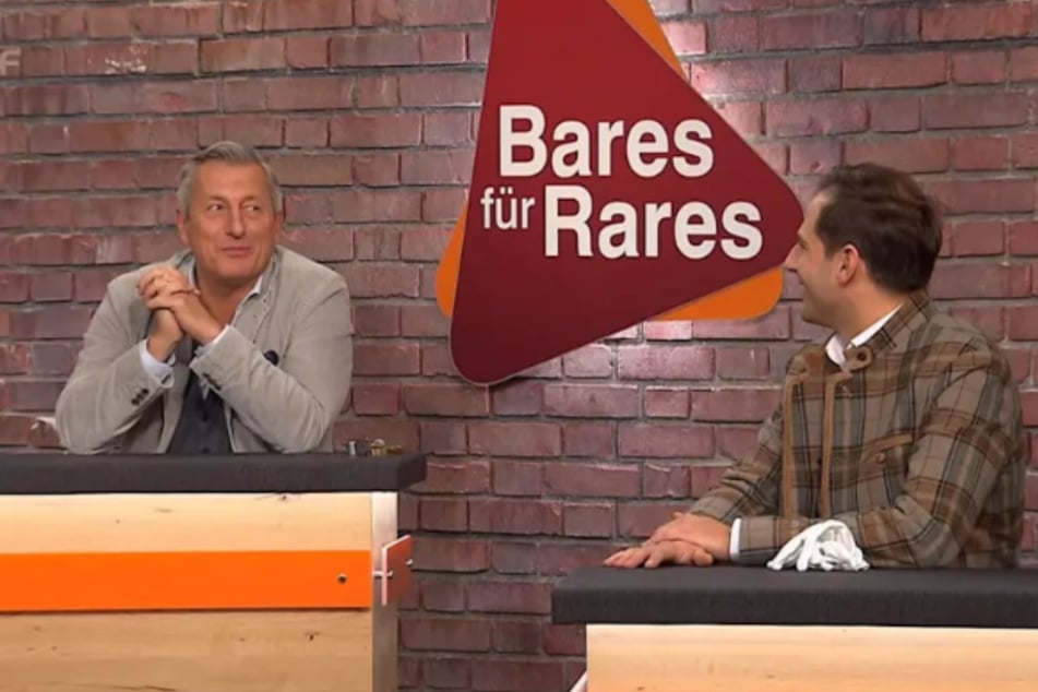 In buchstäblich letzter Sekunde sichert sich Markus Wildhagen den Deal. Der 59-Jährige zahlt 110 Euro für das Fabelwesen.