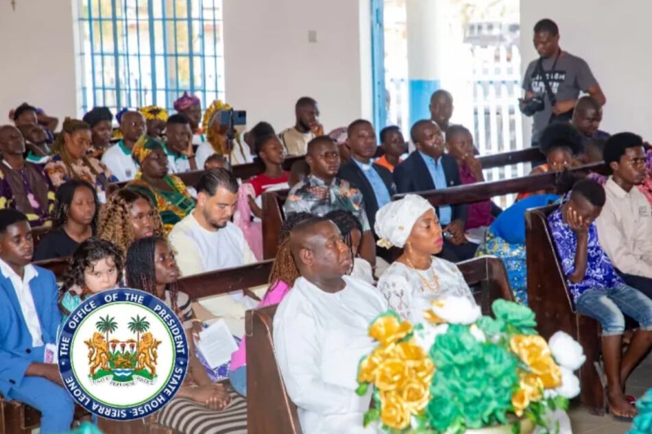 Hier besucht Bolle Jos den Neujahrsgottesdienst des Präsidenten von Sierra Leone.