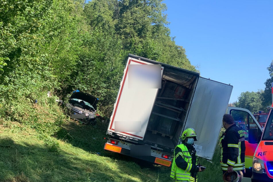 Der Autofahrer musste aus seinem Wrack von der Feuerwehr befreit werden.