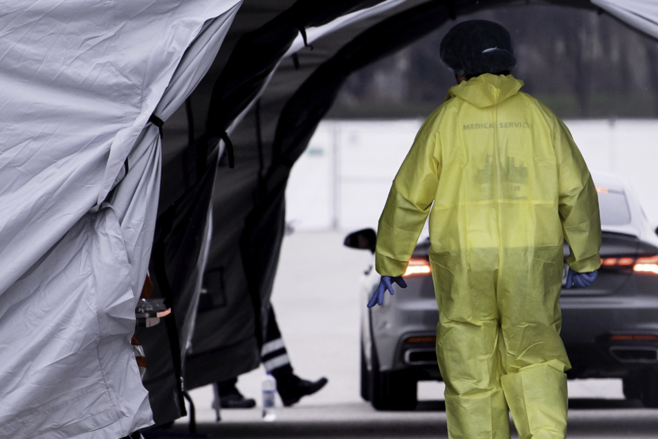 Medizinisches Personal arbeitet in einer neuen Drive-in-Teststation auf der Theresienwiese für Menschen mit Covid-19 Verdacht