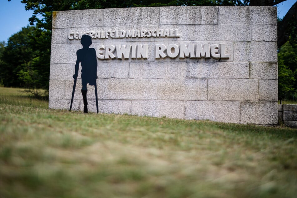 Die neue Skulptur eines Minen-Opfers auf Krücken steht am Erwin-Rommel-Denkmal in Heidenheim.