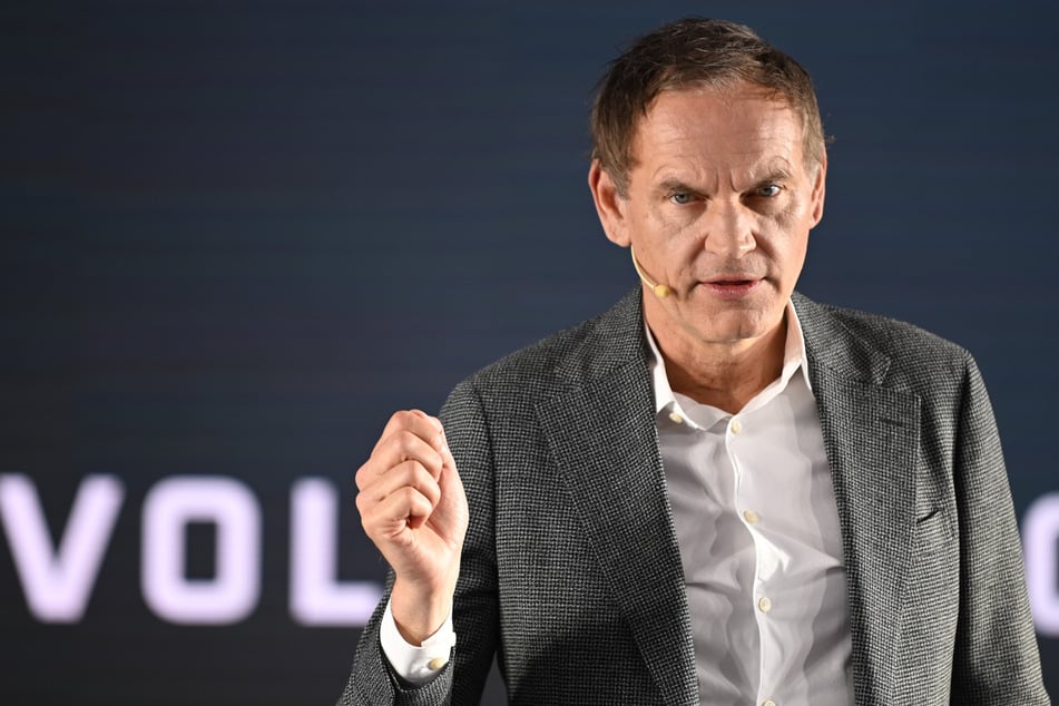 Oliver Blume (58), Vorstandsvorsitzender von VW, spricht vor Journalisten. Volkswagen will seine Strategie in China anpassen.