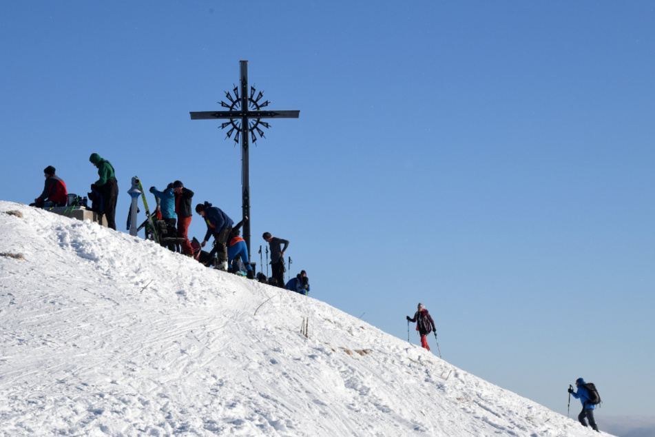 Skitourengeher stehen am Gipfel des Braunecks am Sonntag.
