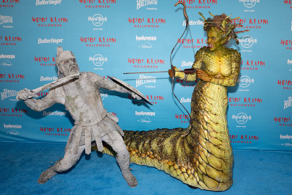 Im vergangenen Jahr überzeugte Heidi Klum (r.) als Medusa. Ihr Ehemann Tom Kaulitz (37) begleitete sie als versteinerter Soldat.