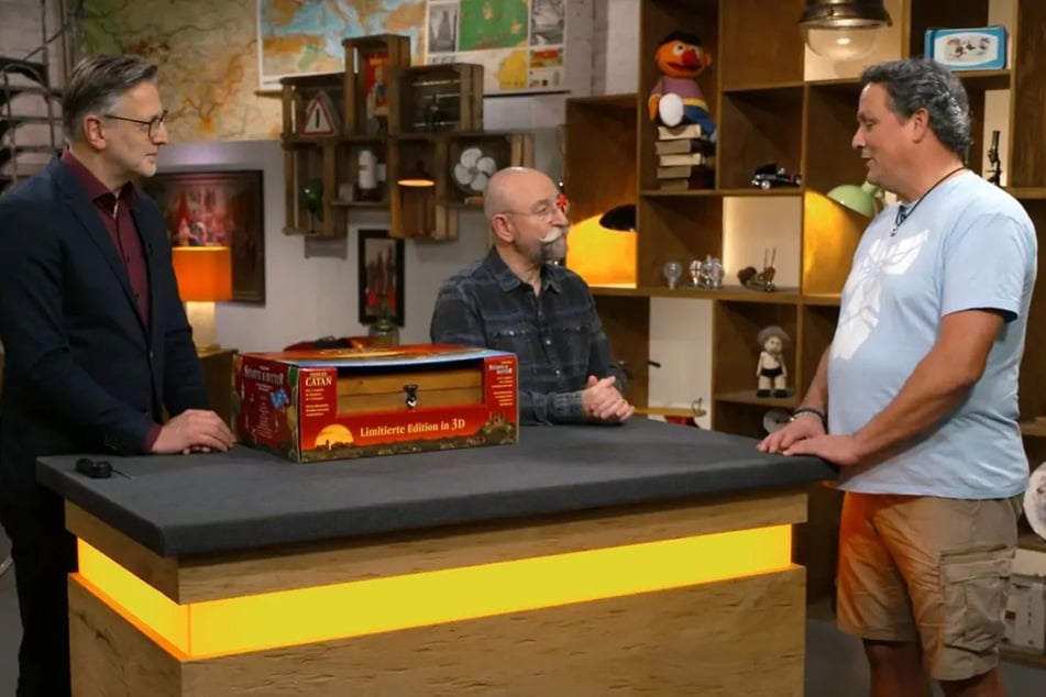 Oli Hobsch (54, r.) hat bei "Bares für Rares" hohe Erwartungen an sein Objekt.