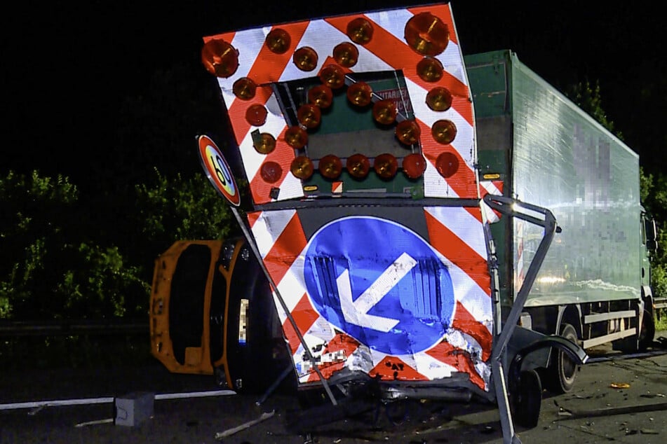 Unfall A24: Lastwagen kracht in Baustelle: Autobahn stundenlang gesperrt