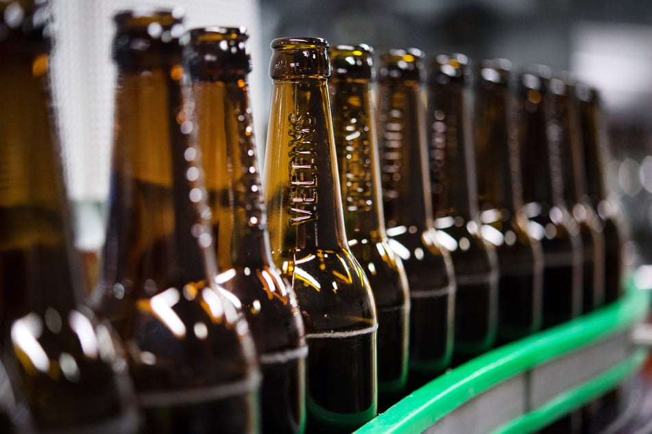 Der Branchen-Absatz von Flaschenbier stieg um 5,7 Prozent in dem Zeitraum, in den der erste Lockdown mit Gastronomieschließungen fiel (Symbolbild).