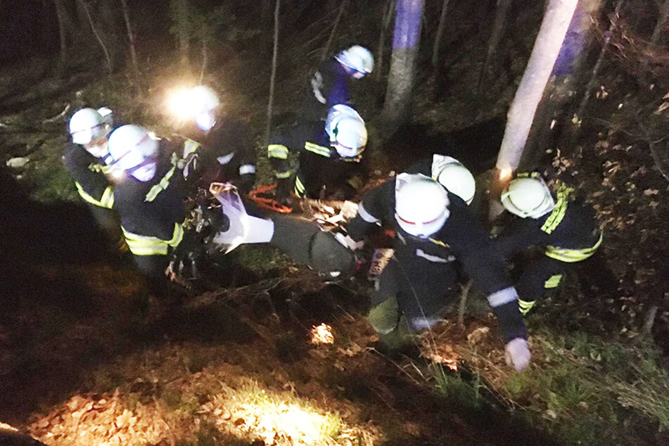 Das Motorrad nahm großen Schaden. Sechs Feuerwehrleute trugen es zur Bergung aus dem Graben.