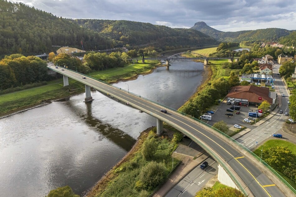 Die marode B172-Brücke wird beständig überwacht mit Sensoren, faseroptischen Messungen und Schallemissionssystemen. Nur Fahrzeuge bis 30 Tonnen dürfen passieren.