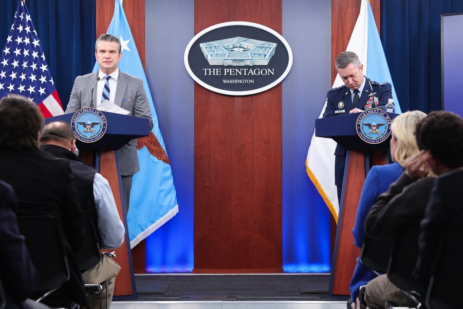 Secretary of Defense Pete Hegseth (l.) has accused the US' closest allies of "free riding."