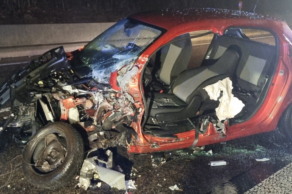 Einer der beiden Unfallwagen, die frontal zusammen stießen.