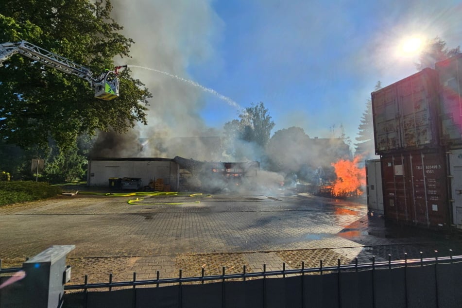Das Gebäude brannte durch das Feuer teilweise nieder.