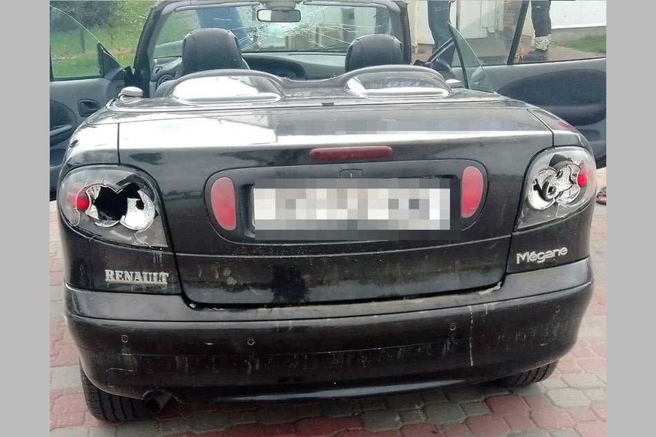 Mit einer Hacke hatte der Mann (36) auf den Renault Mégane Cabriolet eingeschlagen.