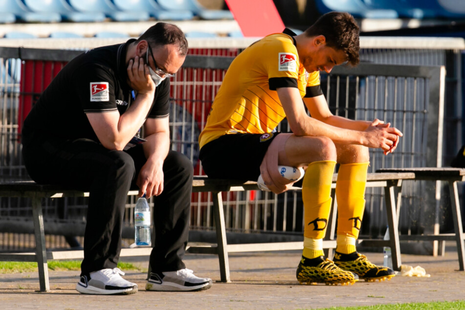Dresdens Teammanager Martin Börner (l.) und Alexander Jeremejeff reagieren enttäuscht nach der 0:2-Niederlage in Kiel im Juni 2020.