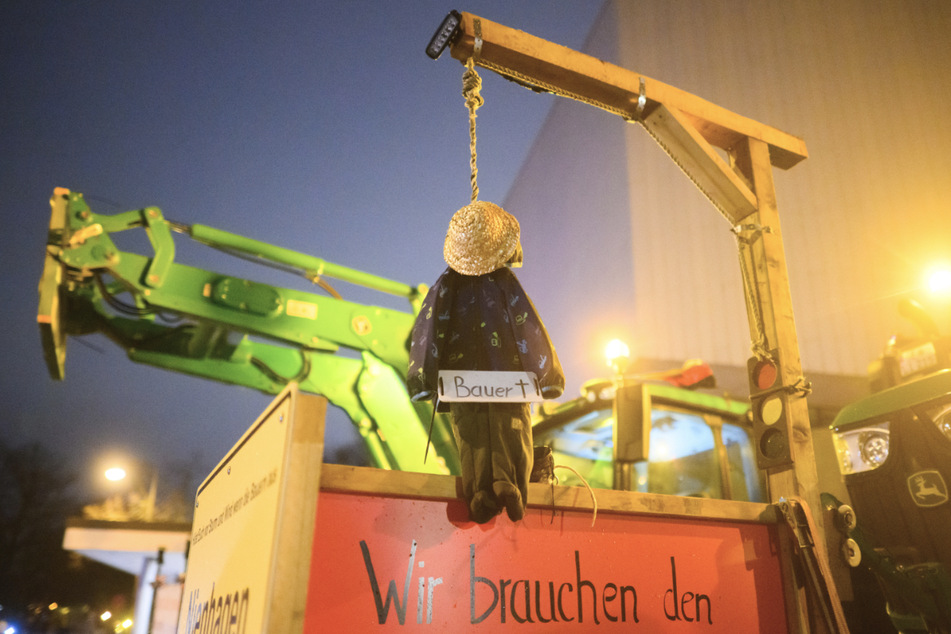 Bei den Protesten vor dem NDR-Gebäude in Hannover haben die Landwirte auch einen Galgen mit Ampelsymbol dabei, an dem eine Bauernpuppe hängt.