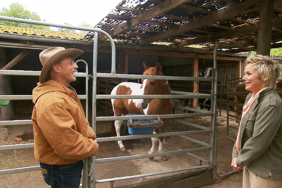 Uwe lebt auf einer Cowboy-Ranch, präsentiert diese Moderatorin Inka Bause.
