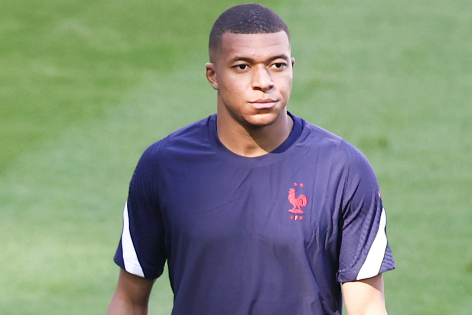 Wenn der schwarze Stürmer Kylian Mbappé (22) am Ball war, ertönten immer wieder Affenlaute von den Rängen.