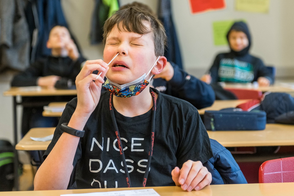 Auch in Schulen muss getestet werden. Knapp 152.000 Schülerinnen und Schüler befinden sich in Deutschland aktuell in Quarantäne. (Symbolbild)